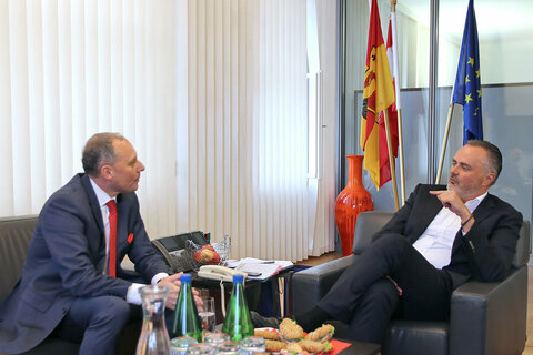 Landeshauptmann Hans Peter Doskozil und S.E. Dr. Andor Nagy, Botschafter Ungarns in Österreich, im freundschaftlichen Gespräch