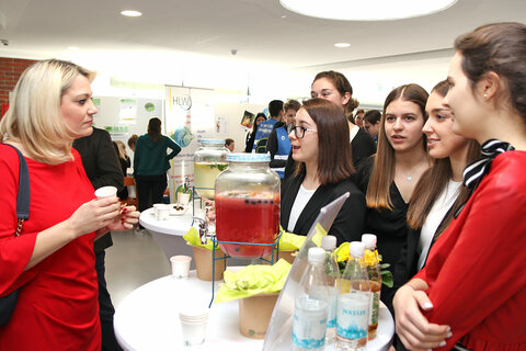 LRin Mag.a Daniela Winkler mit Schülerinnen der HLW Theresianum Eisenstadt, die mit ihrer Übungsfirma im Lebensmittelhandel tätig waren