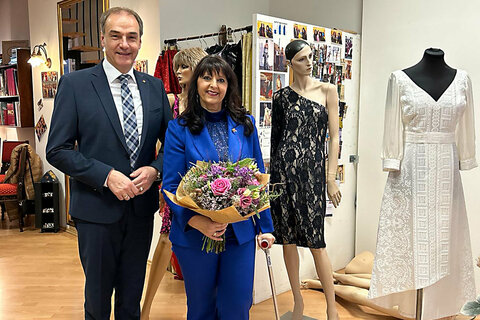 Landesrat Leonhard Schneemann gratuliert der Stoober Modemacherin Martina Mohapp zum 3. Platz beim Haute Couture Austria Awards