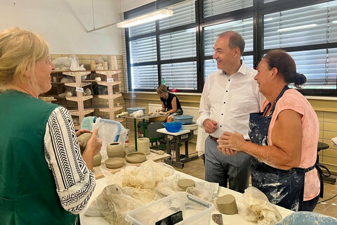 Wirtschaftslandesrat Dr. Leonhard Schneemann besuchte die Ceramico GmbH in Stoob, wo der neue Ceramico Campus entsteht.