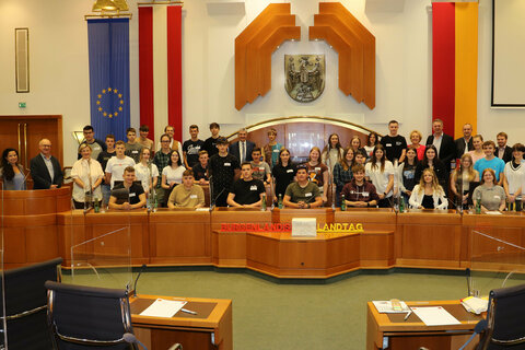 Landtagspräsidentin Verena Dunst mit den Landtagsabgeordneten Gerhard Bachmann, Walter Temmel, Alexander Petschnig und Wolfgang Spitzmüller sowie Direktor Ing. Dipl.-Päd. Gerhard Müllner (2.v.l. stehend) und Prof. DI Birgit Uidl (3.v.l.) und DDr. Barbara Glück (Leiterin der KZ-Gedenkstätte Mauthausen, links) sowie die Schülerinnen und Schüler der LFS Güssing