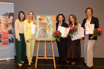 Martina Knartz, BSc MA, Leiterin des Referats Frauen, Antidiskriminierung und Gleichbehandlung, und Frauen- und Bildungslandesrätin Mag.a (FH) Daniela Winkler mit Rosa-Jochmann-Preisträgerin Mag.a Claudia Kreiner-Ebinger, der Zweitplatzierten Zeynep Ertugrul und der Drittplatzierten Mag.a Beate Venus.