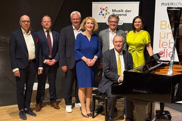 Gruppenbild von der Eröffnung des Bundeswettbewerbes „prima la musica“ 2026 in Eisenstadt (v.l.) Peter Legat, Präsident der Austrian Composers Association, Peter Hofmayer, Bundesgeschäftsführer Musik der Jugend, LAbg. Bürgermeister Thomas Steiner, Ulrike Sych, Rektorin der mdw - Universität für Musik und darstellende Kunst Wien und Vorsitzende des Bundesfachbeirates Musik der Jugend, Michael Gerbavsits, Geschäftsführer Joseph Haydn Privathochschule, Karl Krammer, Rektor Joseph Haydn Privathochschule und Landtagspräsidentin Astrid Eisenkopf.