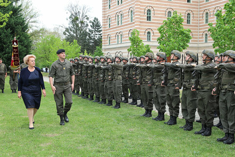 Landtagspräsidentin Verena Dunst und Brigadier Jürgen Baranyai, Kommandant der Heerestruppenschule, beim Abschreiten der Front