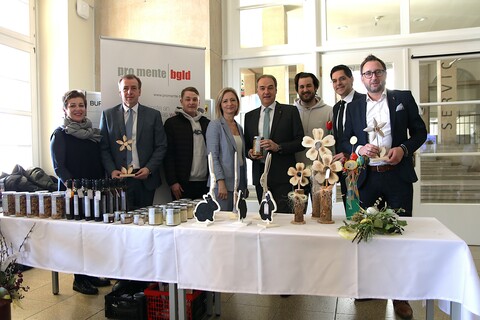 Soziallandesrat Dr. Leonhard Schneemann bei der Eröffnung des Osterbasars mit den Mitarbeiterinnen und Mitarbeitern von pro mente, Landtagsabgeordneten Christian Drobits, Landtagsabgeordnete Rita Stenger, Landtagsabgeordneten Christian Dax und Landtagsabgeordneten Jürgen Dolesch.