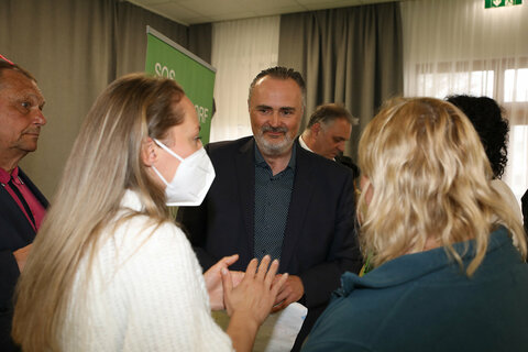 Landeshauptmann Hans Peter Doskozil beim Besuch ukrainischer Vertriebener in Pinkafeld