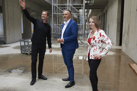 Landeshauptmann Hans Peter Doskozil machte sich beim Rundgang mit Erich und Bettina Scheiblhofer persönlich ein Bild vom Fortschritt der Bauarbeiten am Wein-Wellness-Erlebnis-Resort der Scheiblhofers