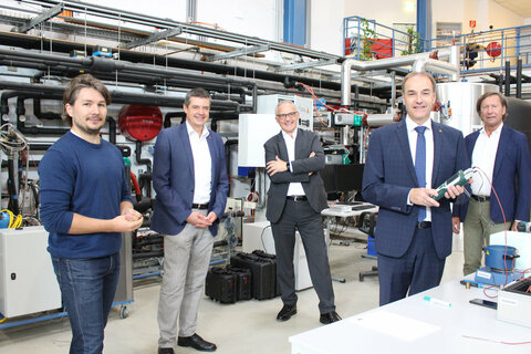 Landesrat Leonhard Schneemann mit Helmut Plank, Wissenschaftler an der FH Pinkafeld (l.), FH Burgenland-Geschäftsführer Georg Pehm (3. v. l.), Bürgermeister Kurt Maczek (r.) und HTL Pinkafeld-Direktor Wilfried Lercher, (2. v .l).