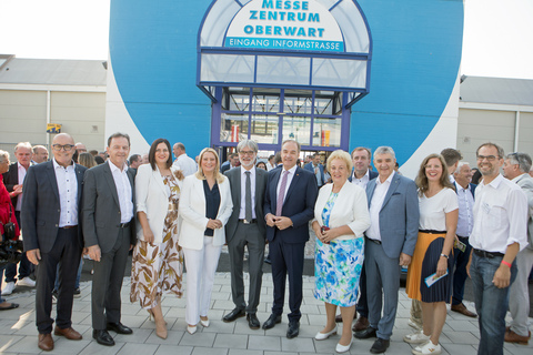 Landeshauptmann-Stellvertreterin Mag.a Astrid Eisenkopf (3.v.l.), Landesrat Dr. Leonhard Schneemann (6.v.r.) und Landesrätin Mag.a (FH) Daniela Winkler (4.v.l.) beim gemeinsamen Gruppenfoto mit Oberwarts Bürgermeister Georg Rosner, Nationalrat Dipl.-Ing. Nikolaus Berlakovich, Inform Oberwart-Geschäftsführer Markus Tuider, Landtagsabgeordnete Verena Dunst, Nationalrat Mag. Christian Drobits, 2. Landtagspräsident Walter Temmel, GRÜNE-Klubobfrau Anja Haider-Wallner und Landtagsabgeordneter Wolfgang Spitzmüller (v.l.).