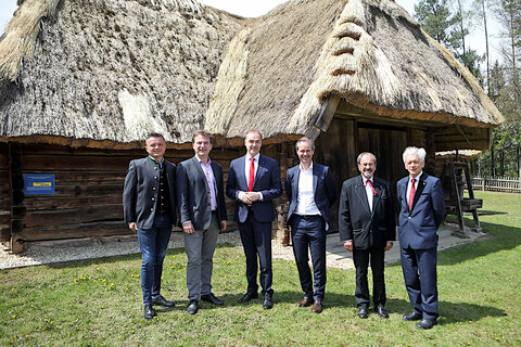 50 Jahre Freilichtmuseum Bad Tatzmannsdorf_1: Landesrat Dr. Leonhard Schneemann (3.v.l.) mit Bürgermeister Mag. Gert Polster (2.v.l.) sowie Tourismus-Geschäftsführer Richard Gert Senninger, Reduce-Geschäftsführer Mag. Andreas Leitner, Freilichtmuseum-Fachexperte Edi Nicka und Rotkreuz-Bezirksstellenleiter sowie langjähriger ehemaliger Kurbad AG- Vorstandsdirektor Mag. Rudolf Luipersbeck (v.l.).