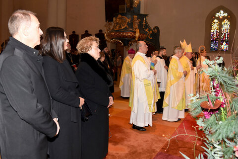Landesrat Leonhard Schneemann, Landeshauptmann-Stellvertreterin Astrid Eisenkopf und Landtagspräsidentin Verena Dunst bei der Hl. Messe