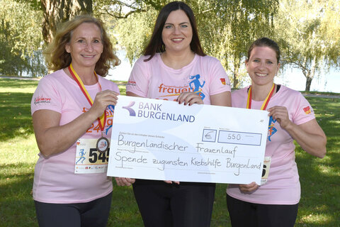 LH-Stv.in Mag.a Astrid Eisenkopf überreichte einen Scheck über 550 Euro an Dr.in Doris Glocknitzer-Mad und Mag.a Anja Skarits-Haas von der Krebshilfe Burgenland.