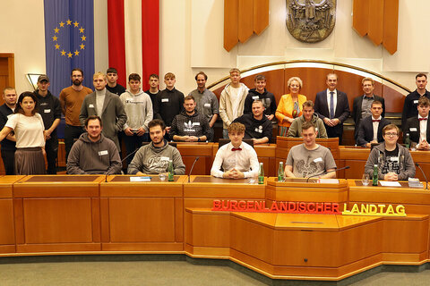 Landtagspräsidentin Verena Dunst (7.v.r., hinten) und Landesrat Dr. Leonhard Schneemann (6.v.r., hinten) beantworteten die Fragen der Schüler der Berufsschule Oberwart. Mit den Jugendlichen am Foto: DDr. Barbara Glück (2.v.l.), Auslandsdiener Jonathan Dorner (r., stehend), Lehrerin Tanja Illedits, BEd (3.v.r., stehend) und Lehrer Ing. Georg Krammer, BEd (4.v.r., stehend) sowie Volksanwalt Mag. Bernhard Achitz (6.v.r. hinten) im Landtagssitzungssaal in Eisenstadt.