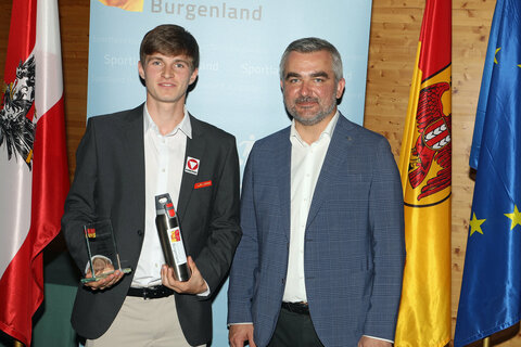 Sportlandesrat Heinrich Dorner gratulierte Niklas Strohmayer-Dangl (v.r.) von der Leichtathletik Akademie Eisenstadt zu seinen Österreichischen Staats- und Meistertitel. Der Sportler hielt nach den Ehrungen die Abschlussrede und bedankte sich im Namen aller geehrten Sportlerinnen und Sportler bei Dorner und dem Land Burgenland.