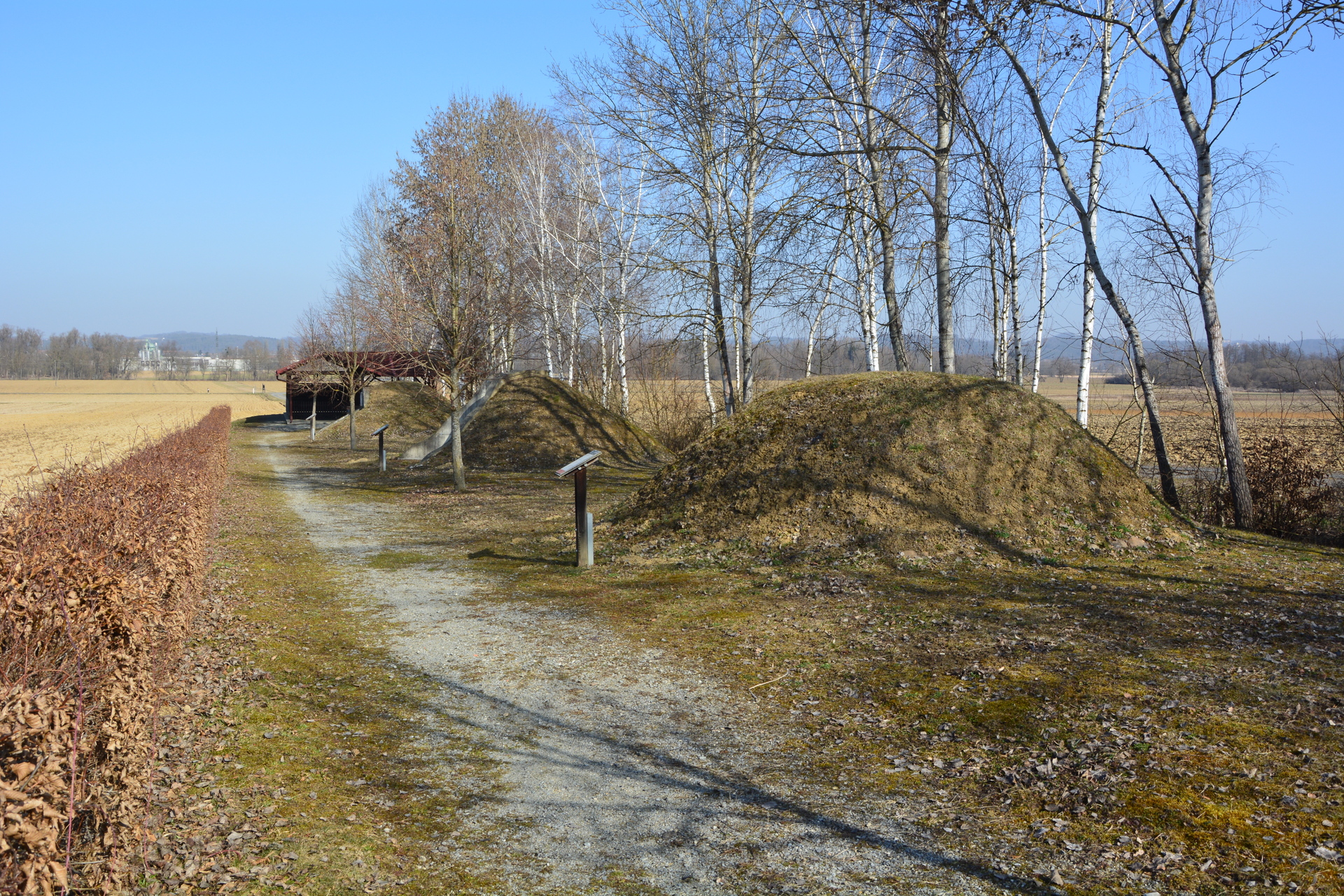Foto: W. Tögel Mehrere Rekonstruktionen römischer Grabhügel sind im Freilichtmuseum zu sehen.