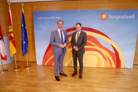 Landesrat Dr. Leonhard Schneemann und Mag. Rudolf Halbauer, Bakk (Servicestelle für Menschen mit Behinderungen), präsentierten die neuen Beratungen auf den Bezirkshauptmannschaften im Burgenland.