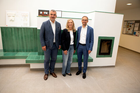Landesrat Mag. Heinrich Dorner mit Schulleiterin DI (FH) Anita Wolf und Hofrat Mag. Jürgen Neuwirth, Leiter des Bereichs Pädagogischer Dienst der Bildungsdirektion Burgenland (v.l.) vor der offiziellen Eröffnung in Stoob.