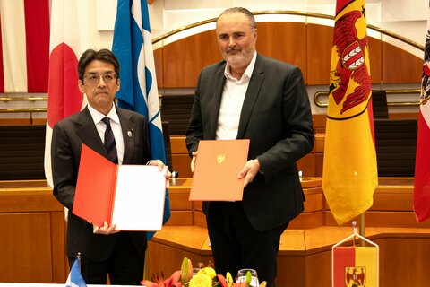 Landeshauptmann Mag. Hans Peter Doskozil und Koji Ejima, Vizegouverneur Präfektur Shiga.