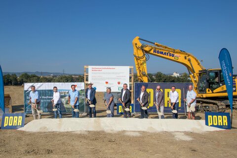 Spatenstich für das Rückhaltebecken in Walbersdorf: v.l.: OBR DI Dr. Christian Maier, Amt der Bgld. LReg., Abt. 5 - Baudirektion, Leiter Referat Flussbau, DI Alex Papajanoulos MSC, Amt der Bgld. LReg., Abt. 5 - Baudirektion, Referat Flussbau, Bgm. DI Gerald Hüller, Amt der Bgld. LReg., Abteilungsvorstand Abteilung Wasser- und Abfallwirtschaft, DI Dr. Heinz Stiefelmeyer., BMI, Abt. I/6, Leitung Hochwasserrisikomanagement, Bürgermeisterin LAbg. Claudia Schlager, LR Mag. Heinrich Dorner, Baudirektor DI(FH) Wolfgang Heckenast, DI Christian Sailer, Hauptreferatsleiter Wasserwirtschaft, Prok. DI (FH) Igor Smrtnik, PORR Bau GmbH, Baumeister Jürgen Wagner, PORR GmbH.