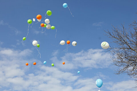 Landesrat Dr. Leonhard Schneemann, Mag. Marek Zelsika, Mag. Norbert Darabos und Mag. Moritz Ehrmann ließen gemeinsam mit den ukrainischen Kindern Luftballons mit Grußbotschaften und Wünschen darauf in die Luft steigen.