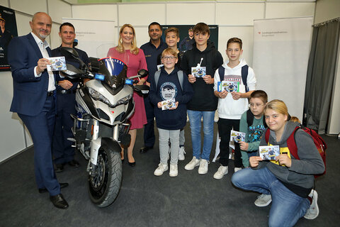 Bildungsdirektor Mag. Heinz Josef Zitz (l.) und Bildungslandesrätin Mag.a (FH) Daniela Winkler (3.v.l.) beim Stand der Landespolizeidirektion.