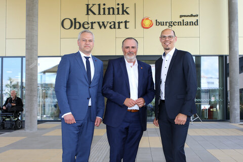 Landeshauptmann Hans Peter Doskozil mit der Bauteam-Leitung, Christian Hofstädter (li.) und Josef Strohmaier (re.)