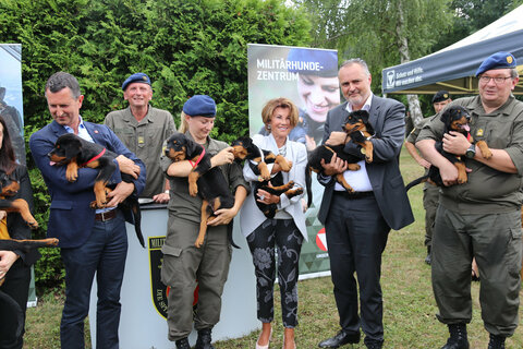 Frauenministerin Ines Stilling, Verteidigungsminister Thomas Starlinger, Bundeskanzlerin Brigitte Bierlein, Landeshauptmann Hans Peter Doskozil und Generalmajor Alexander Platzer mit ihren Schützlingen und Otto Koppitsch, dem Leiter des Militärhundezent