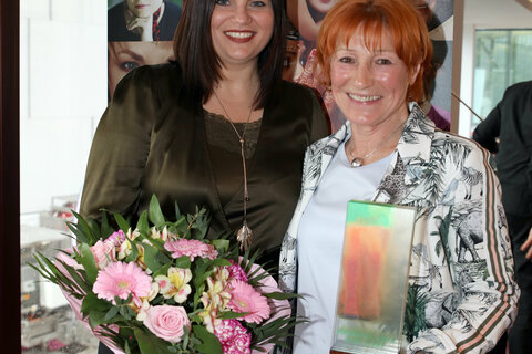Frauenlandesrätin Mag.a Astrid Eisenkopf mit der Preisträgerin Christa Prets