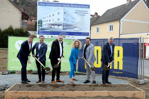 Michael Oberfeichtner, Geschäftsführer der bauausführenden Firma O.K. Energie Haus GmbH, Ärztekammer Burgenland-Präsident Dr. Christian Toth, Landeshauptmann Mag. Hans Peter Doskozil, Rita und Anton Weinhofer sowie Bürgermeister Vinzenz Knor beim Spatenstich in Güssing.